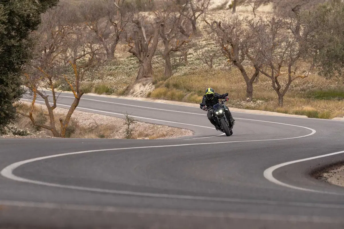 Kawasaki Z900 2025 TEST [VIDEO E GALLERY] (14)