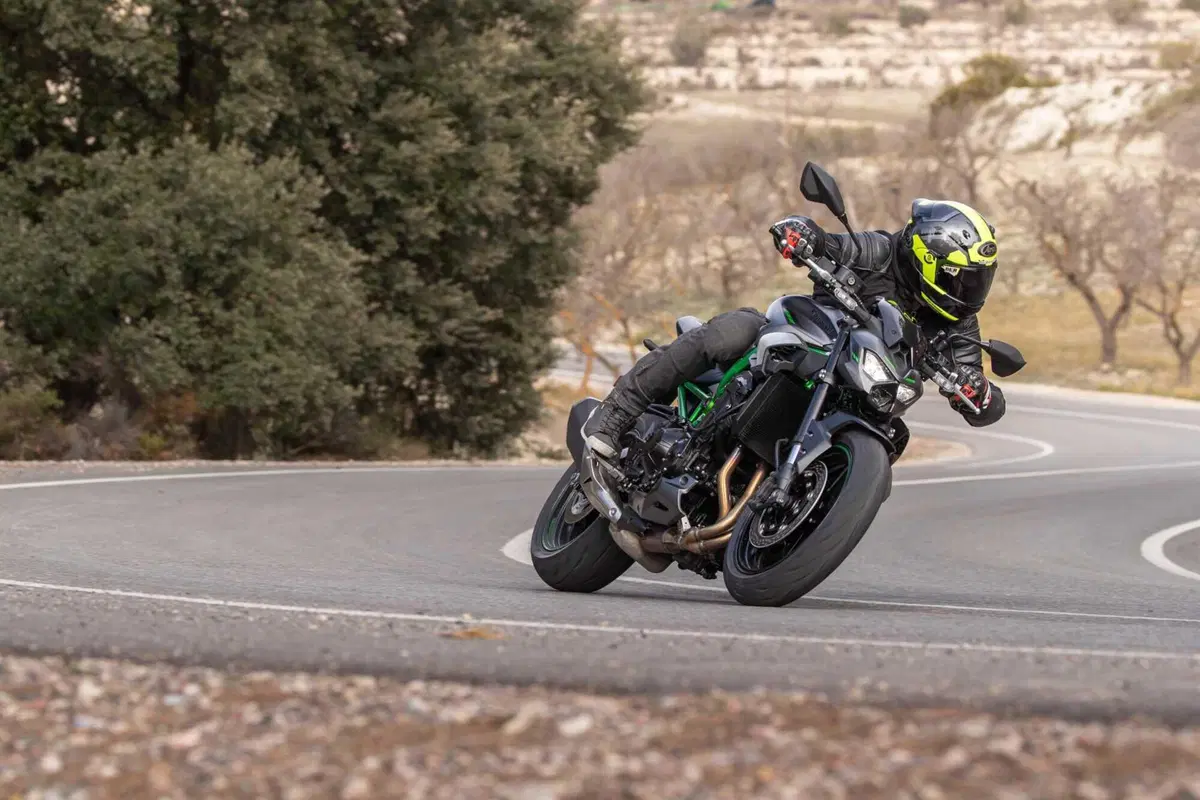 Kawasaki Z900 2025 TEST [VIDEO E GALLERY] (17)