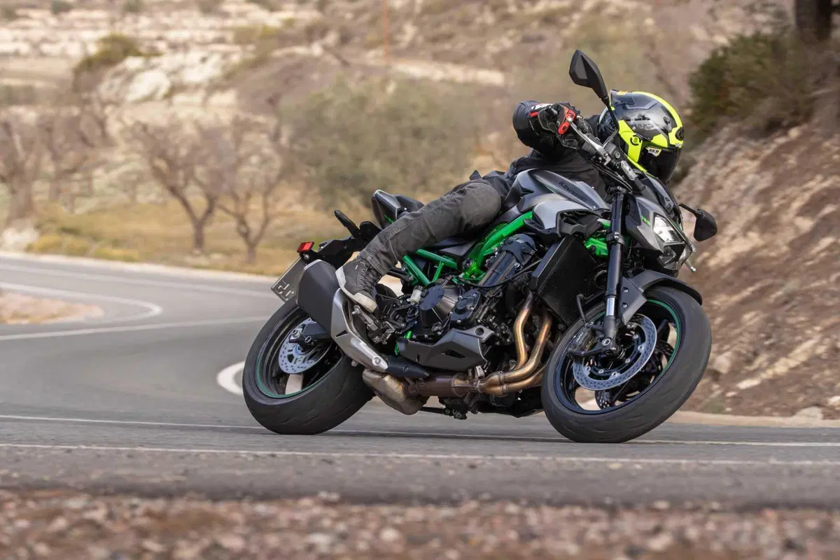 Kawasaki Z900 2025 TEST [VIDEO E GALLERY] (16)