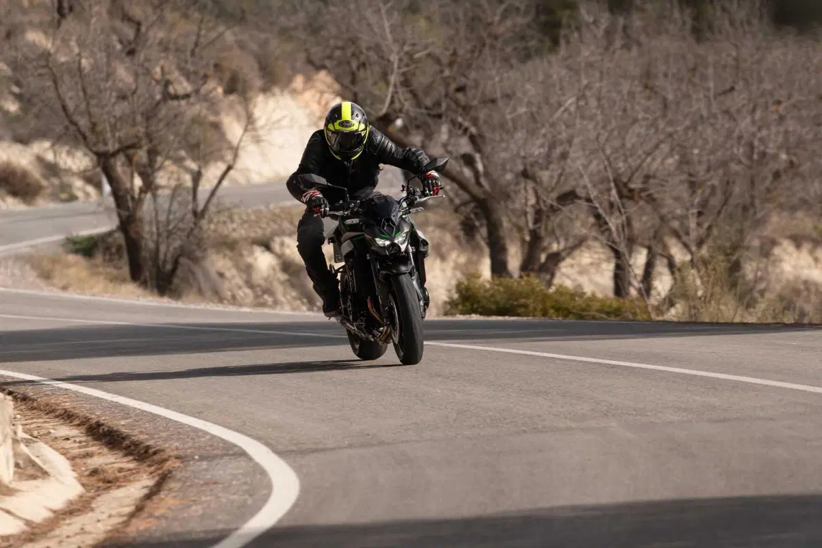 Kawasaki Z900 2025 TEST [VIDEO E GALLERY] (18)
