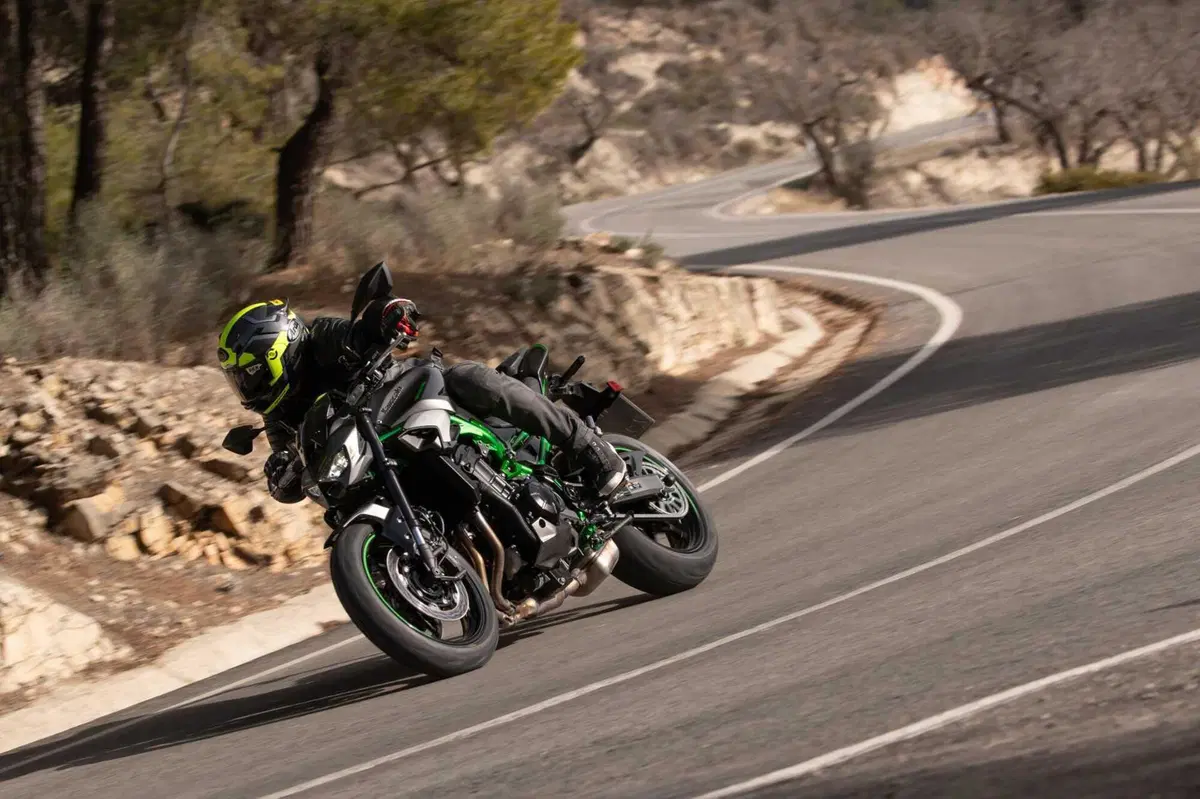 Kawasaki Z900 2025 TEST [VIDEO E GALLERY] (19)