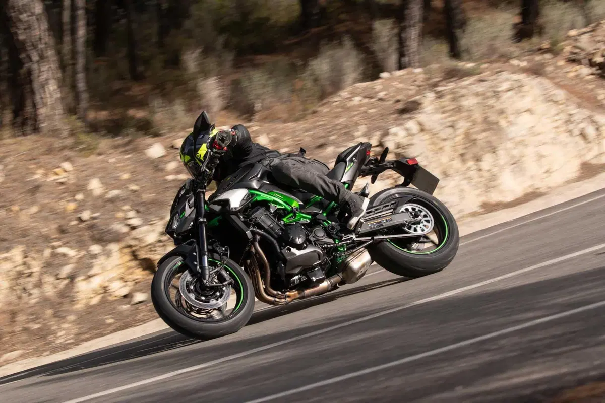 Kawasaki Z900 2025 TEST [VIDEO E GALLERY] (21)