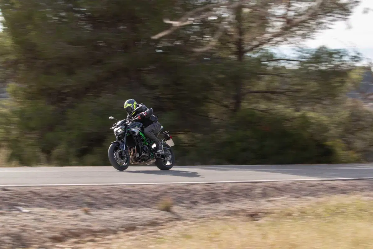 Kawasaki Z900 2025 TEST [VIDEO E GALLERY] (20)