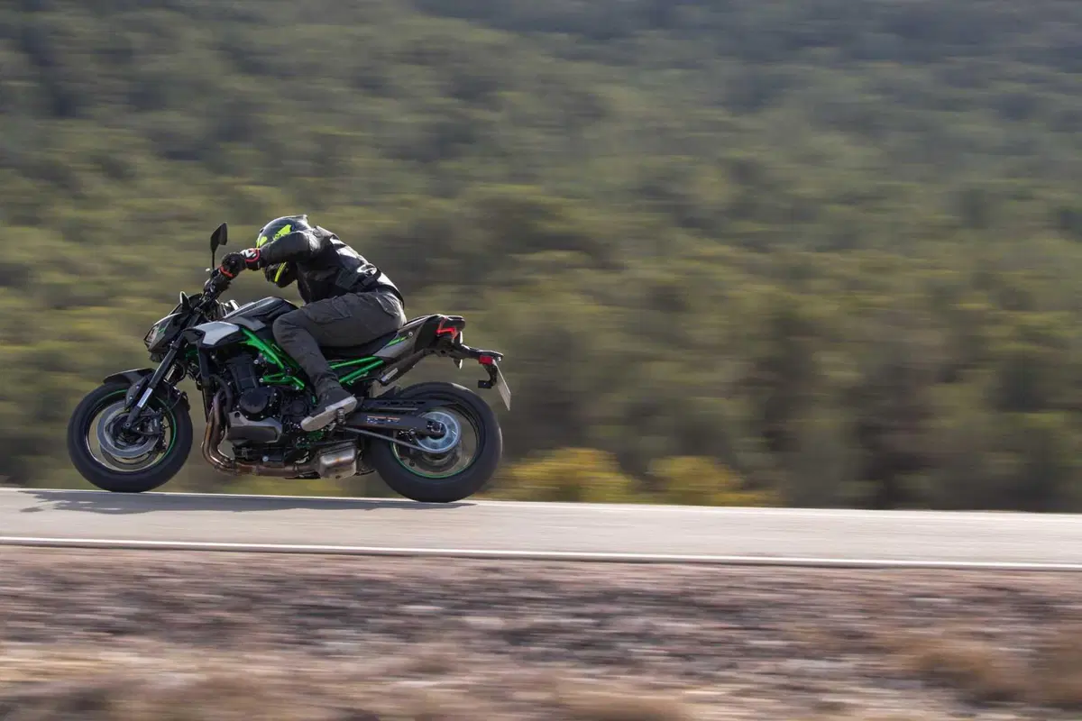 Kawasaki Z900 2025 TEST [VIDEO E GALLERY] (22)