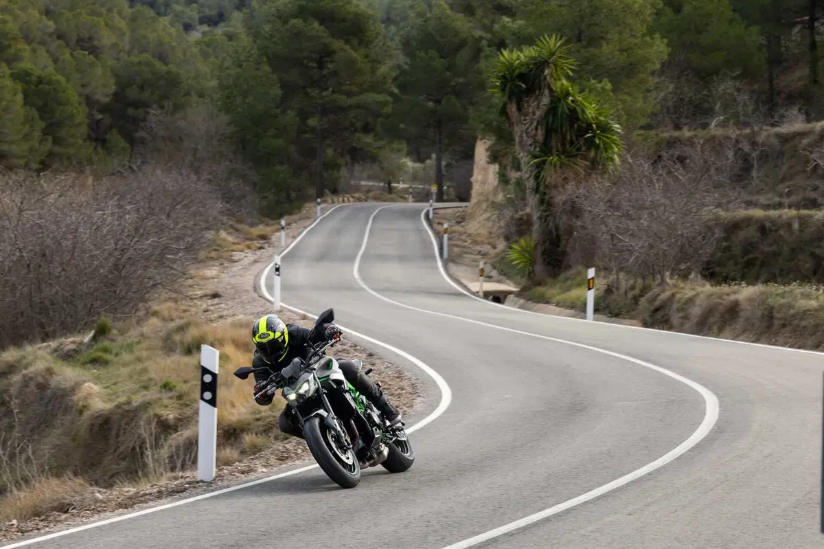Kawasaki Z900 2025 TEST [VIDEO E GALLERY] (24)