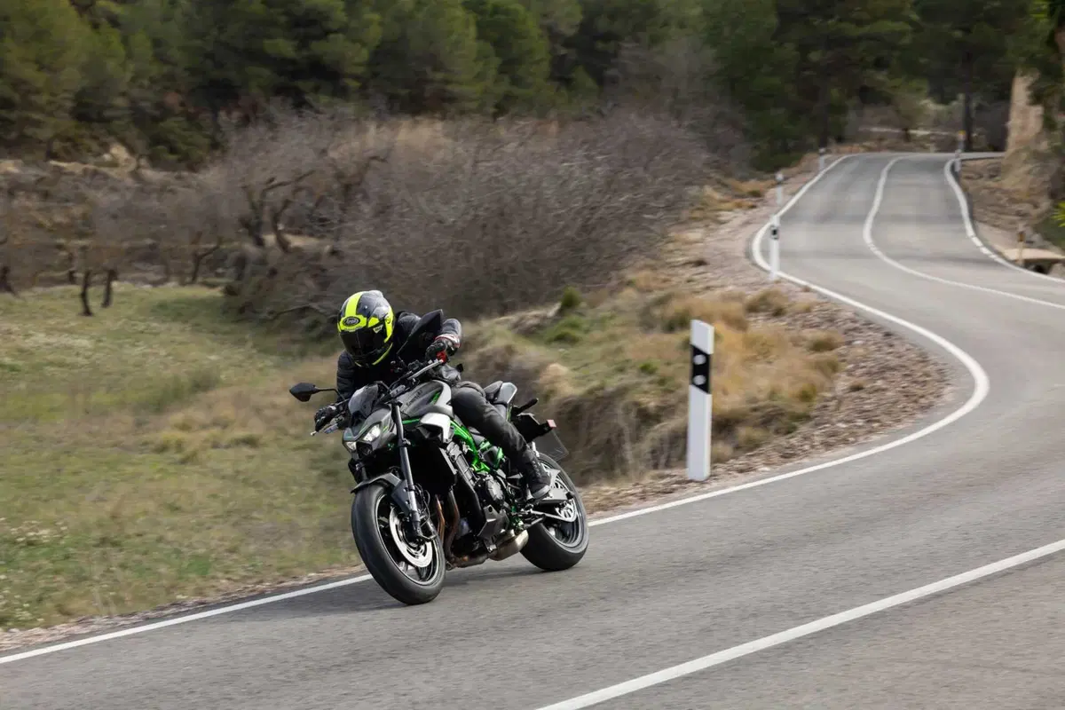 Kawasaki Z900 2025 TEST [VIDEO E GALLERY] (25)