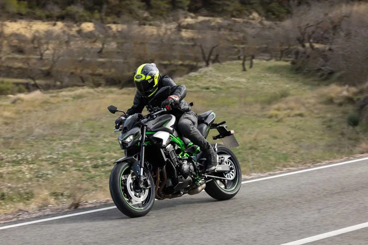 Kawasaki Z900 2025 TEST [VIDEO E GALLERY] (26)