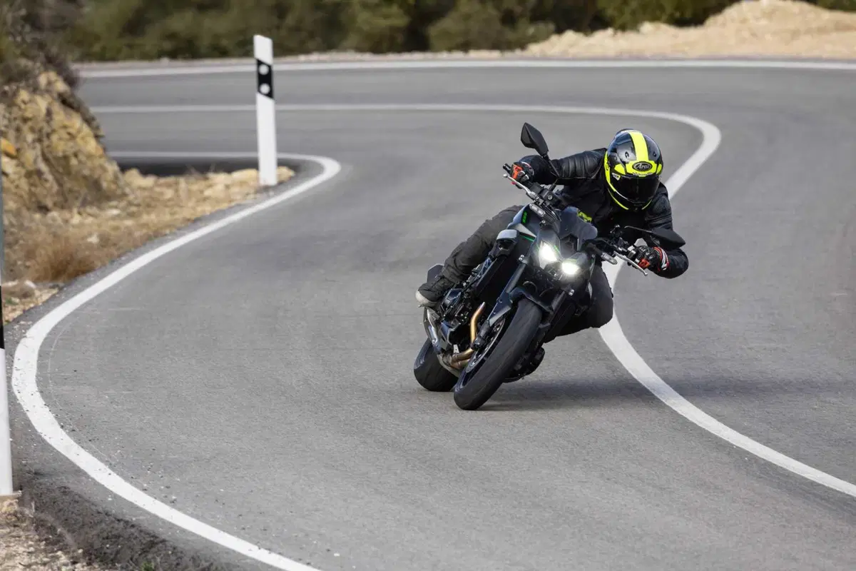 Kawasaki Z900 2025 TEST [VIDEO E GALLERY] (27)