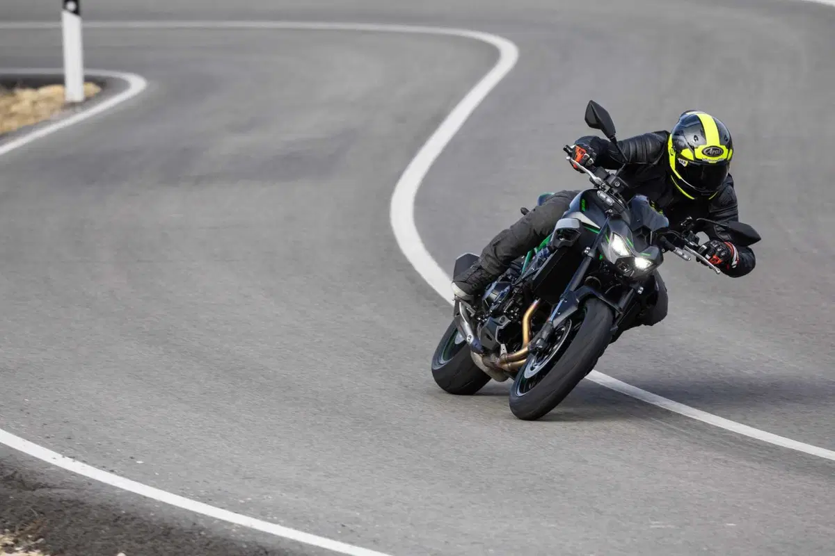 Kawasaki Z900 2025 TEST [VIDEO E GALLERY] (29)