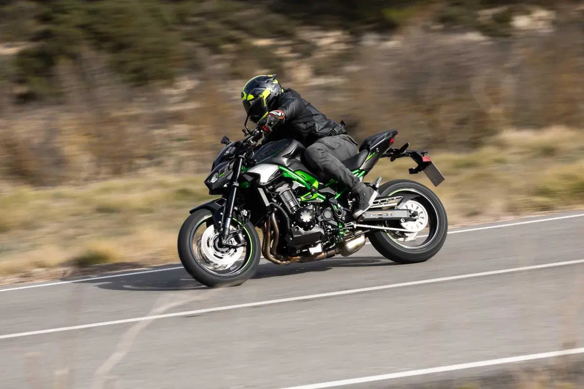 Kawasaki Z900 2025 TEST [VIDEO E GALLERY] (28)