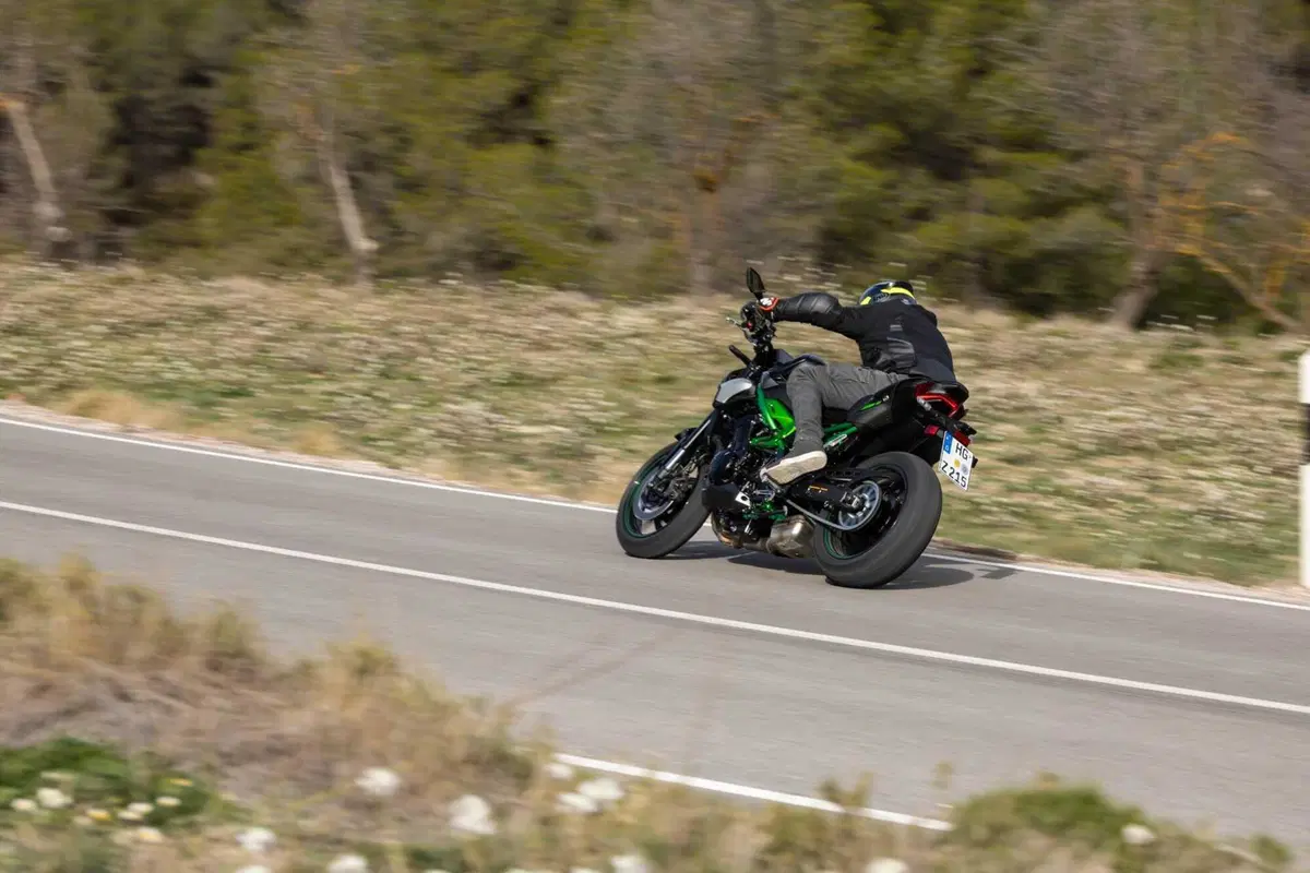 Kawasaki Z900 2025 TEST [VIDEO E GALLERY] (30)