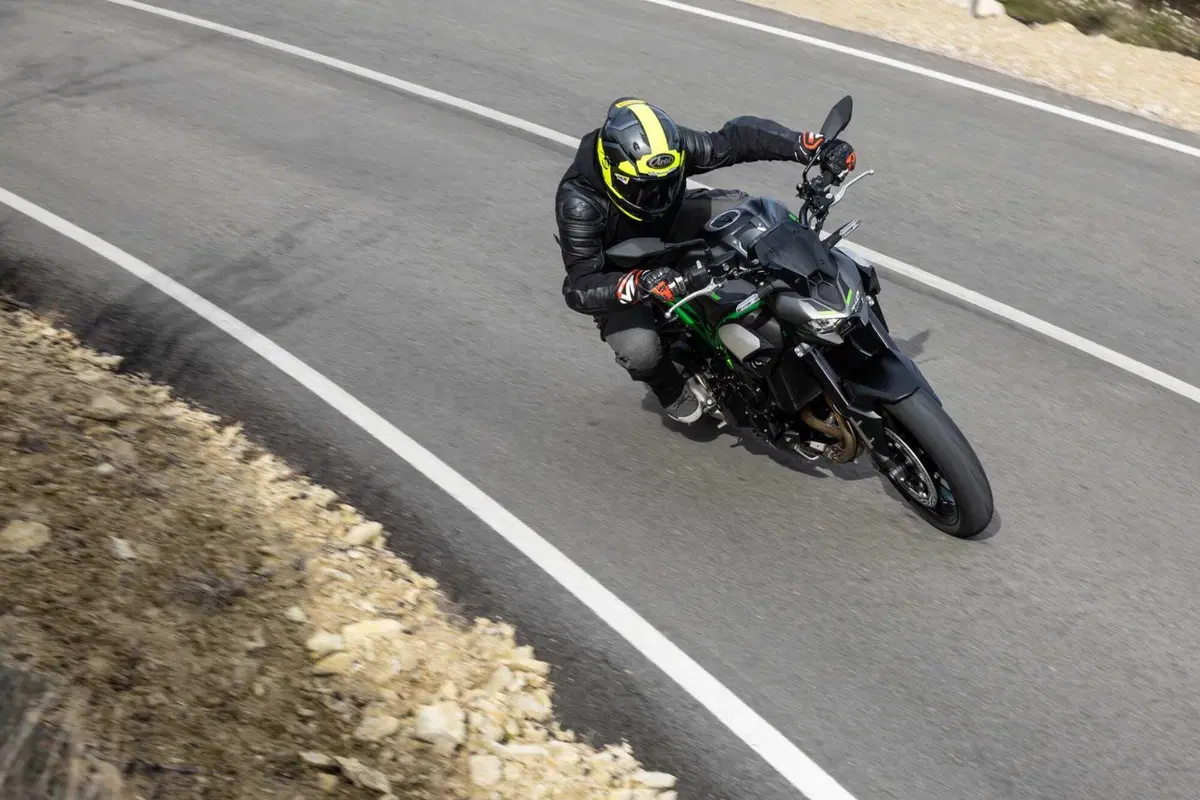 Kawasaki Z900 2025 TEST [VIDEO E GALLERY] (32)