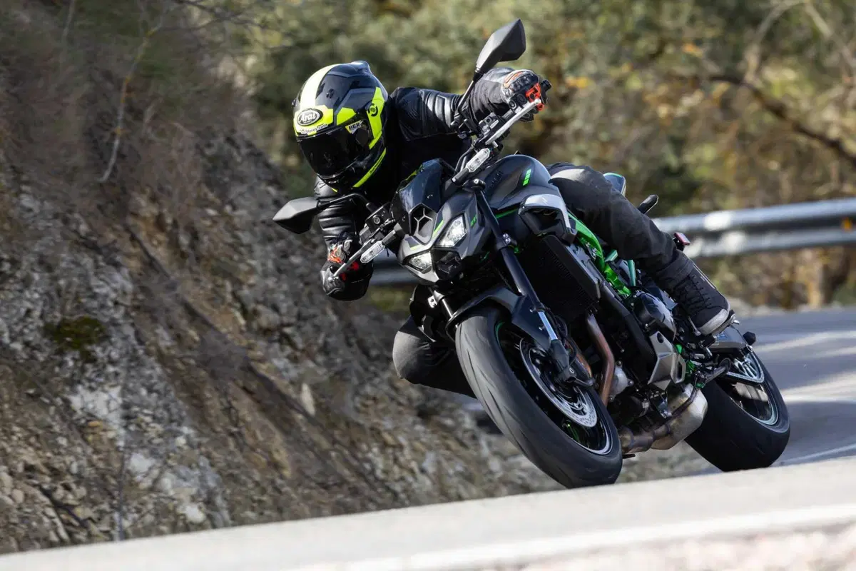 Kawasaki Z900 2025 TEST [VIDEO E GALLERY] (33)