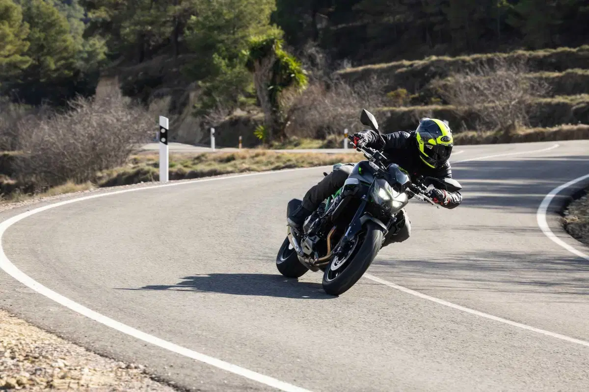 Kawasaki Z900 2025 TEST [VIDEO E GALLERY] (35)