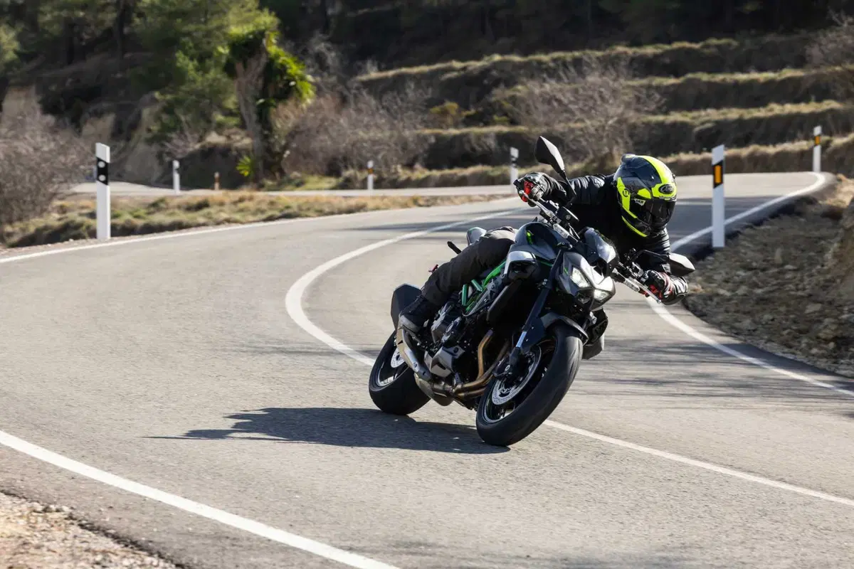 Kawasaki Z900 2025 TEST [VIDEO E GALLERY] (36)