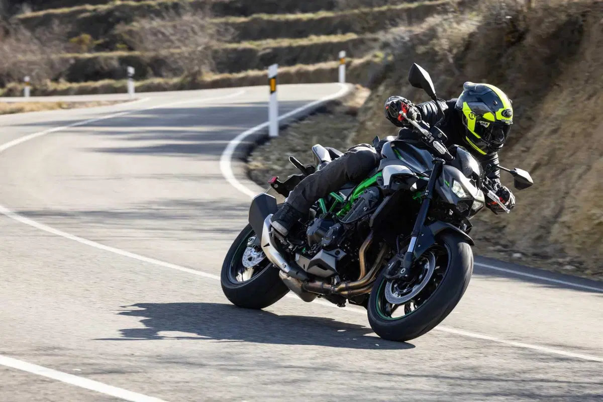 Kawasaki Z900 2025 TEST [VIDEO E GALLERY] (37)