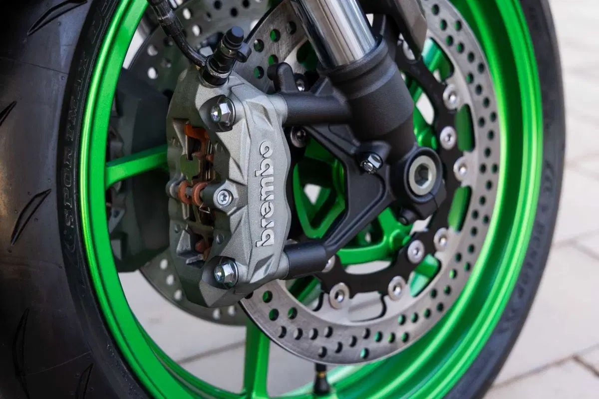 Kawasaki Z900 2025 TEST [VIDEO E GALLERY] (58)