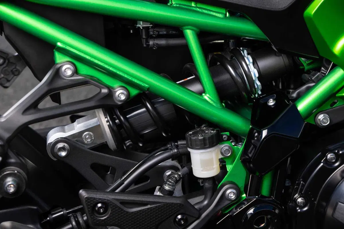 Kawasaki Z900 2025 TEST [VIDEO E GALLERY] (69)