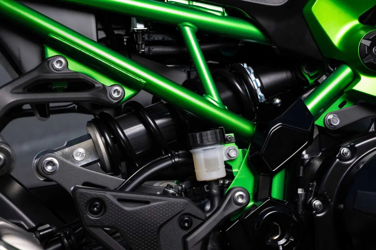Kawasaki Z900 2025 TEST [VIDEO E GALLERY] (70)