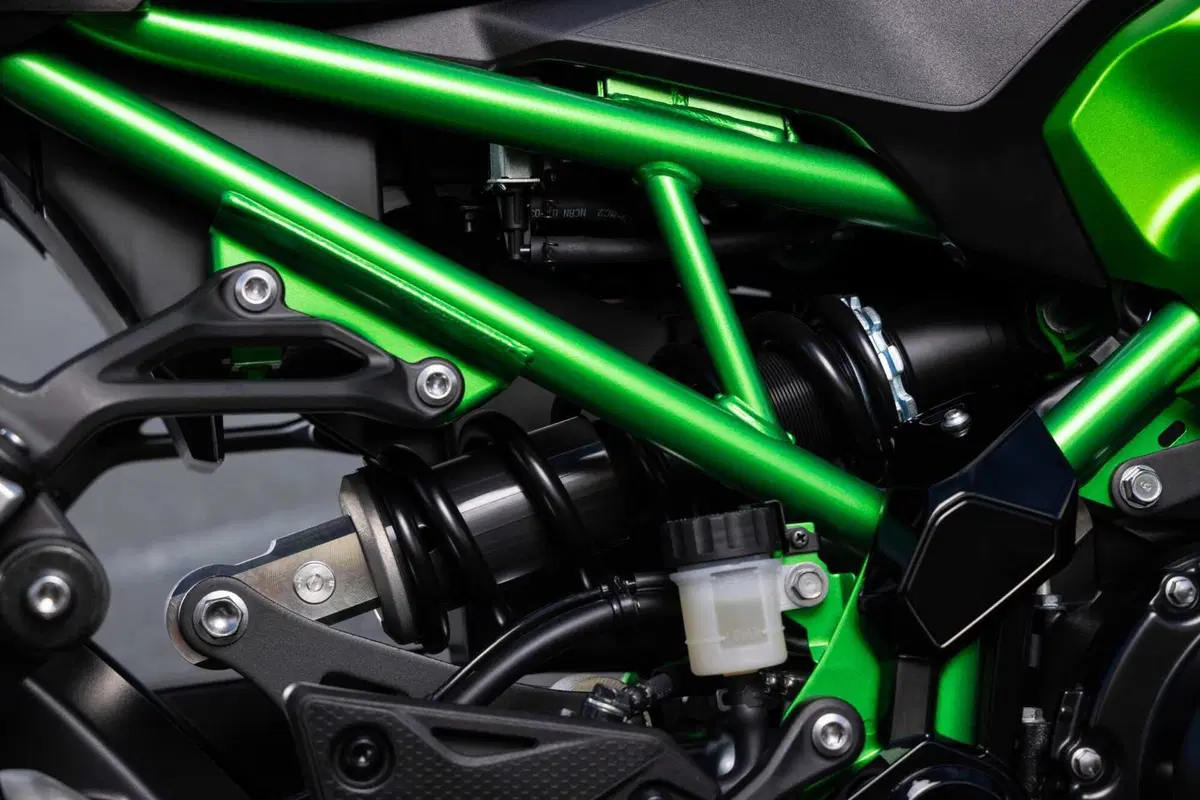Kawasaki Z900 2025 TEST [VIDEO E GALLERY] (71)