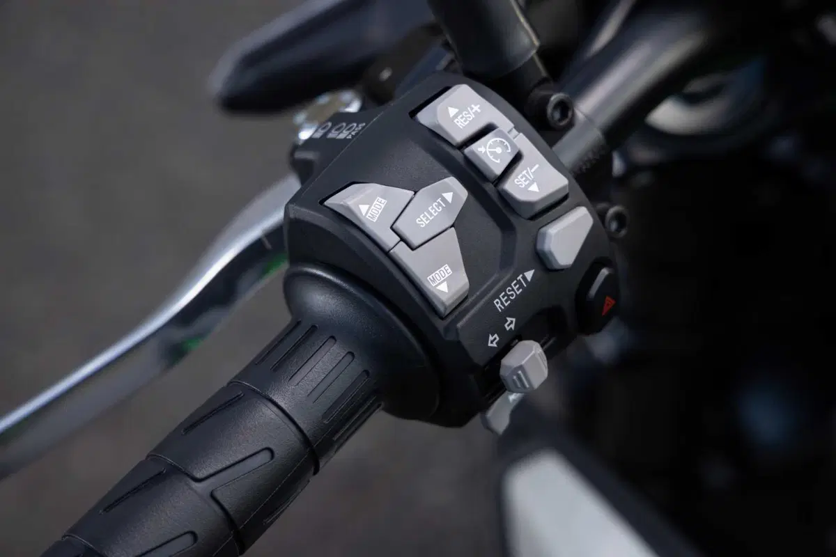 Kawasaki Z900 2025 TEST [VIDEO E GALLERY] (87)