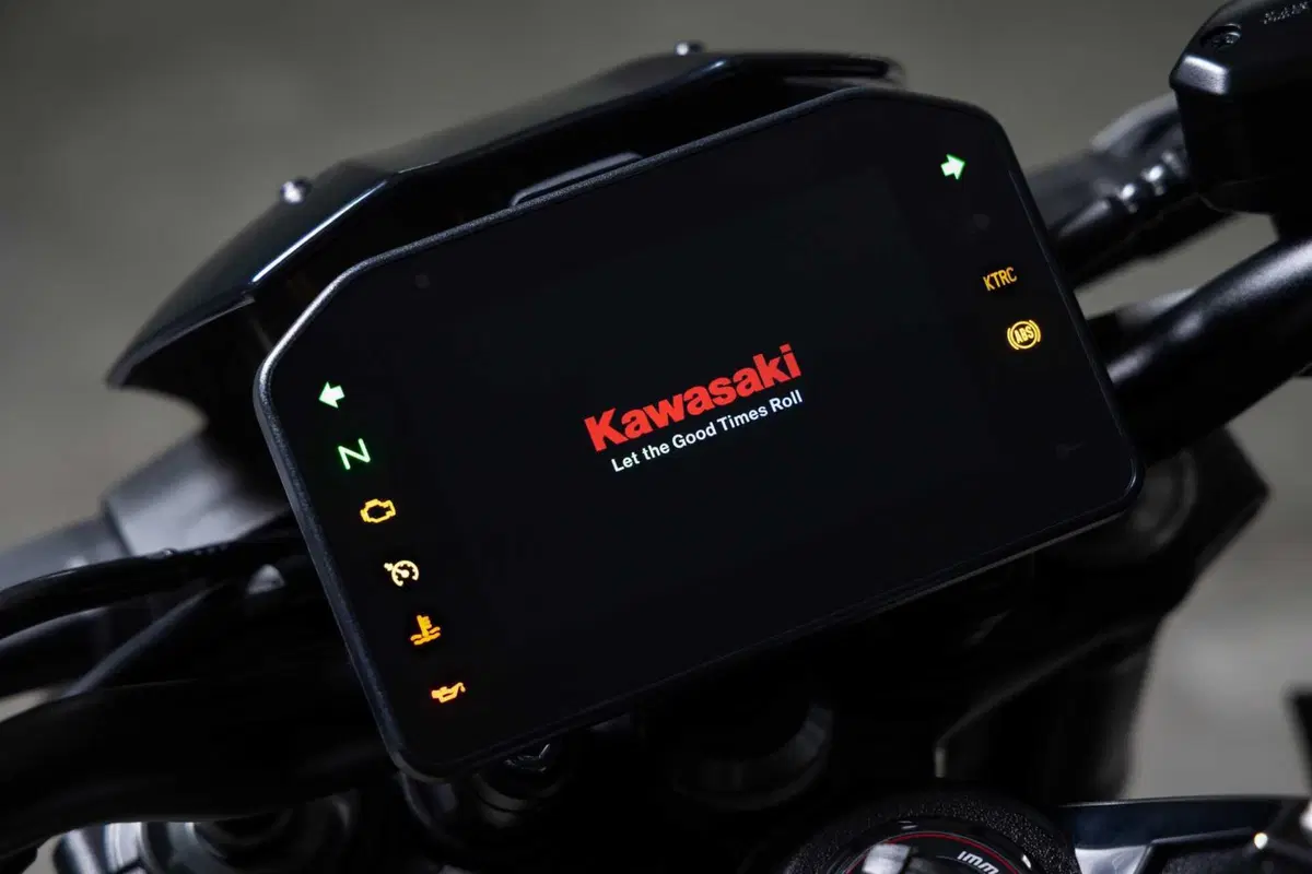 Kawasaki Z900 2025 TEST [VIDEO E GALLERY] (94)