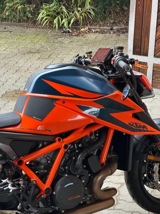 KTM 1290 Super Duke R (2020) (3)