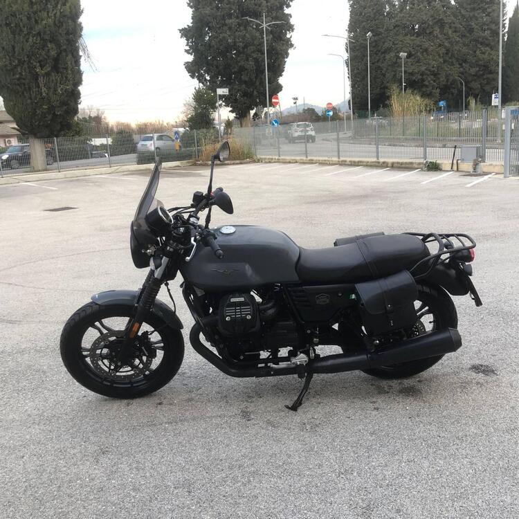 Moto Guzzi V7 III Stone (2017 - 20) (4)