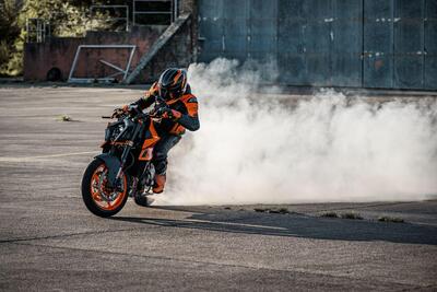 KTM 990 Duke MY24 in vendita ad nuovo prezzo. Disponibile nei concessionari da 12.990 euro