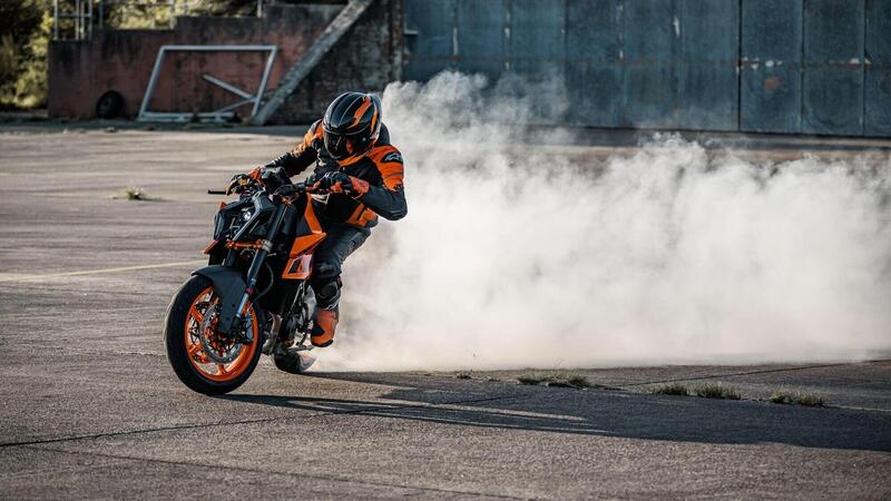 KTM 990 Duke MY24 in vendita ad nuovo prezzo. Disponibile nei concessionari da 12.990 euro