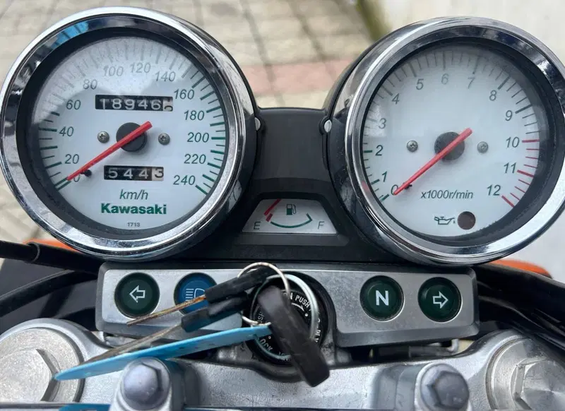 Kawasaki ZR7 (5)