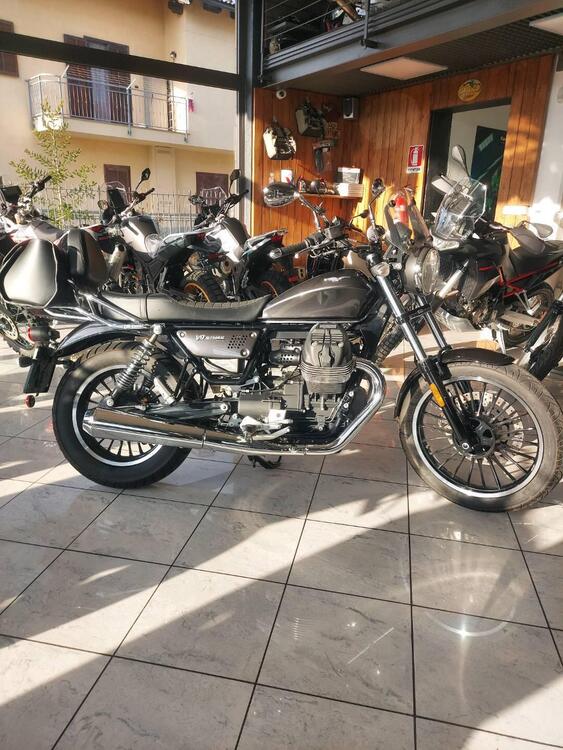 Moto Guzzi V9 Roamer (2021 - 24) (2)