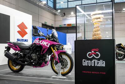 Suzuki a MBE 2025 con la V-Strom 800DE del Giro d&#039;Italia [VIDEO]