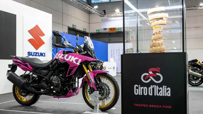 Suzuki a MBE 2025 con la V-Strom 800DE del Giro d'Italia [VIDEO]