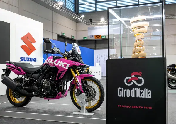 Suzuki a MBE 2025 con la V-Strom 800DE del Giro d'Italia [VIDEO]