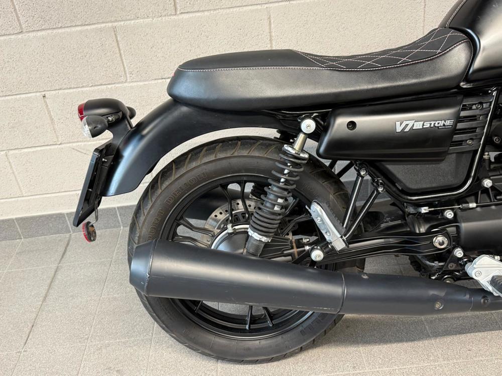 Moto Guzzi V7 III Stone (2017 - 20) (5)