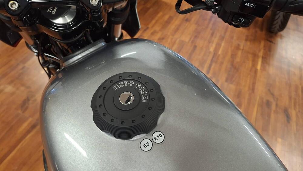 Moto Guzzi V7 Stone Corsa (2023 - 25) (4)