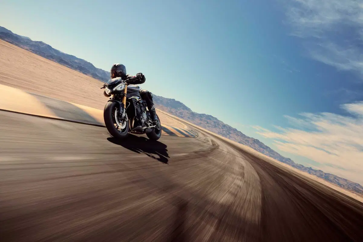 Triumph Speed Triple 1200 RS 2025: la più potente, tecnologica e affilata di sempre. Ecco come cambia [VIDEO e GALLERY]