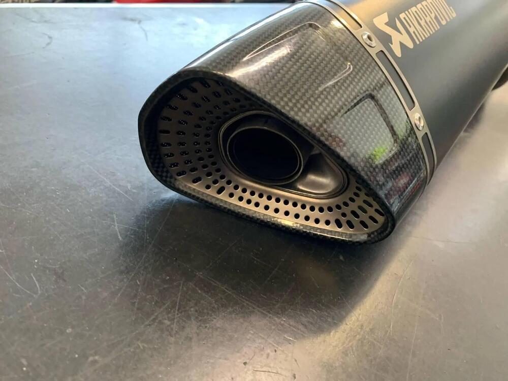 Terminale Akrapovic Hsq Svart 701 (3)