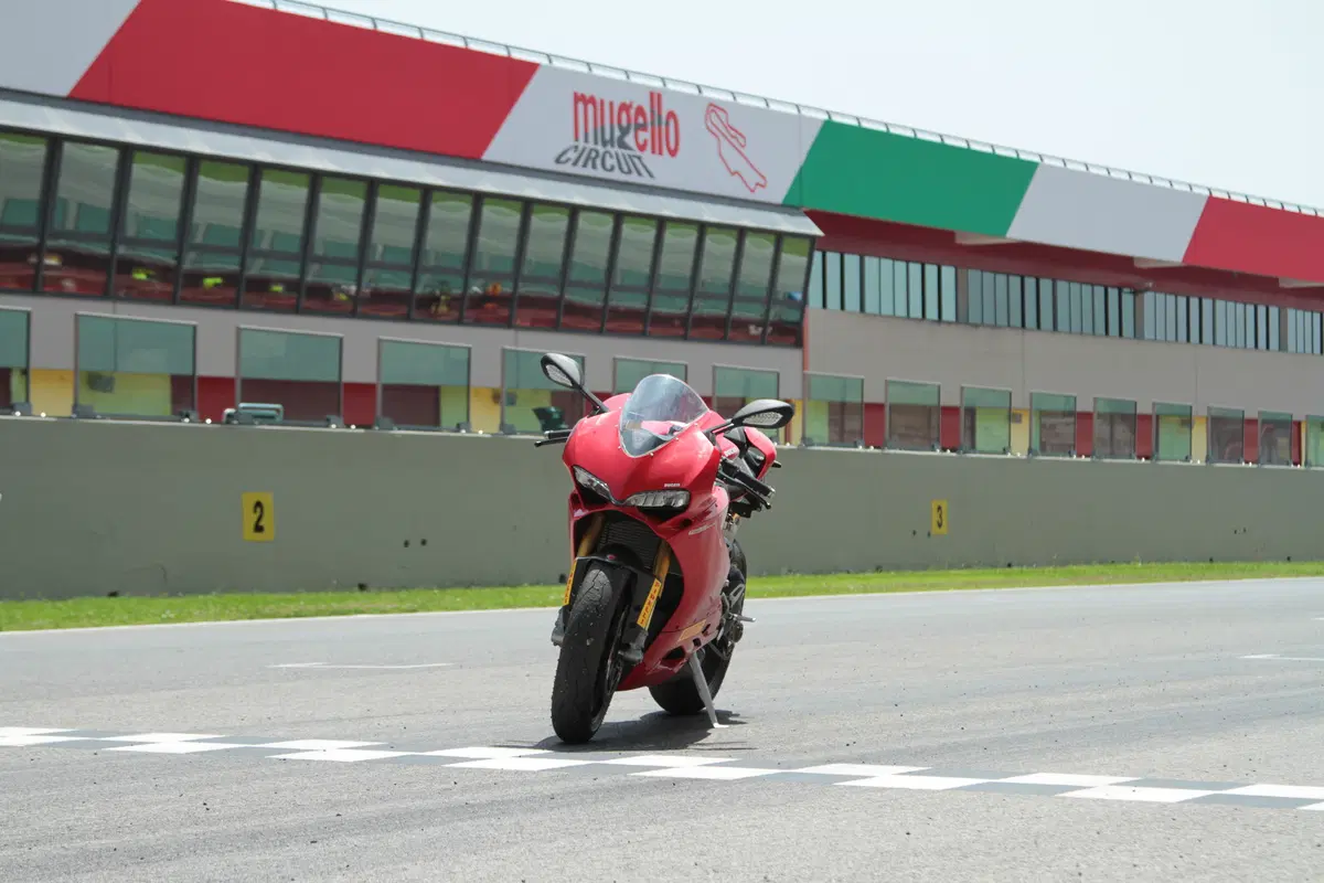 Kawasaki ZX10R Ninja vs Yamaha YZF-R1M vs Ducati 1299S Panigale (2)