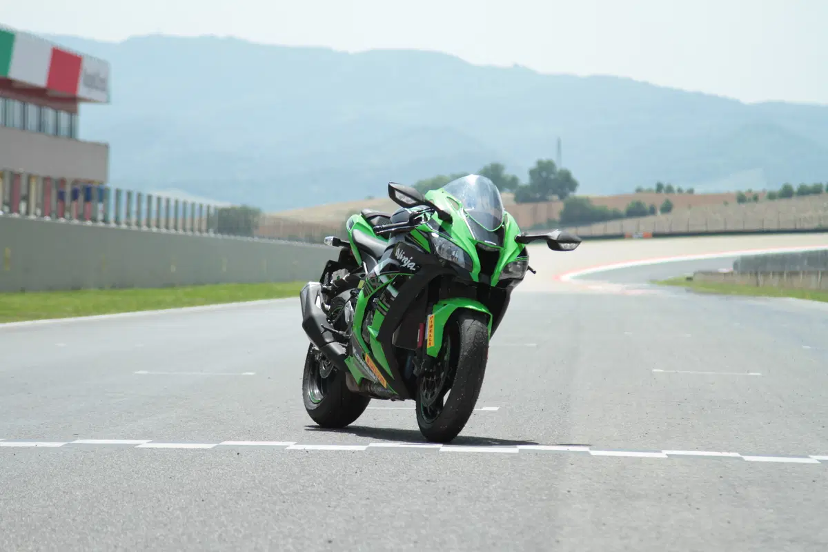 Kawasaki ZX10R Ninja vs Yamaha YZF-R1M vs Ducati 1299S Panigale (4)