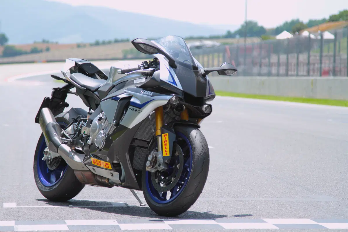 Kawasaki ZX10R Ninja vs Yamaha YZF-R1M vs Ducati 1299S Panigale (5)