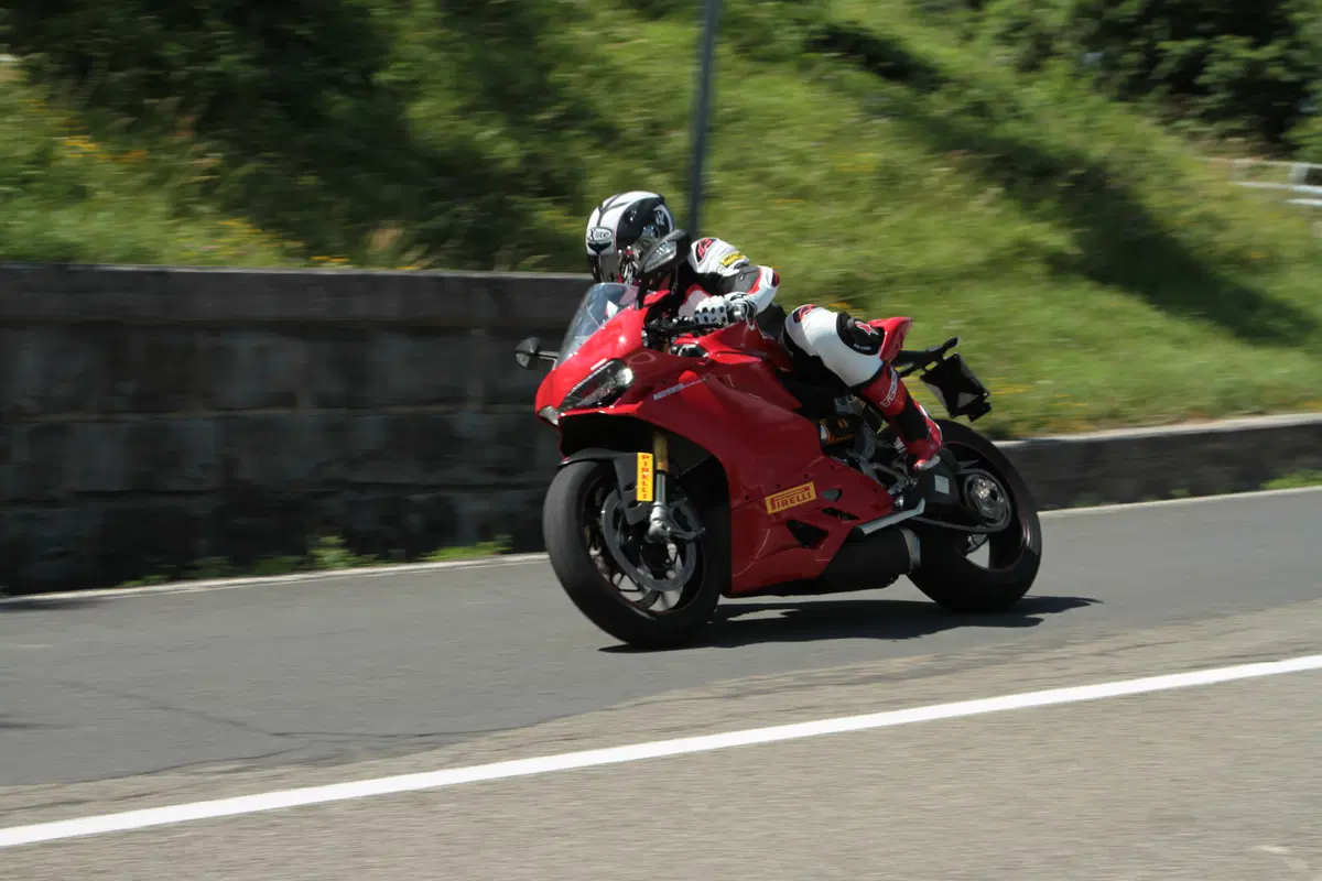 Kawasaki ZX10R Ninja vs Yamaha YZF-R1M vs Ducati 1299S Panigale (6)