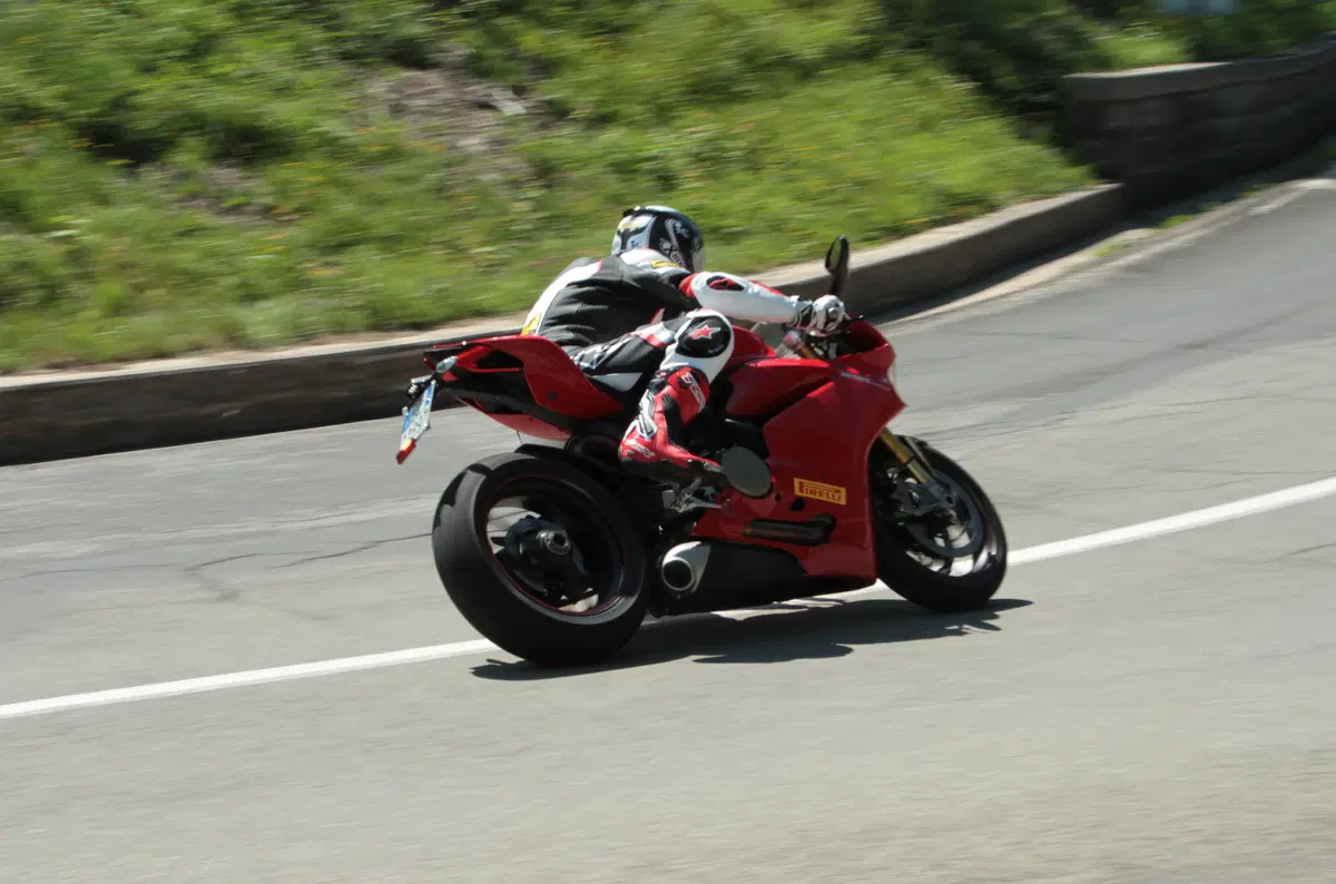 Kawasaki ZX10R Ninja vs Yamaha YZF-R1M vs Ducati 1299S Panigale (7)