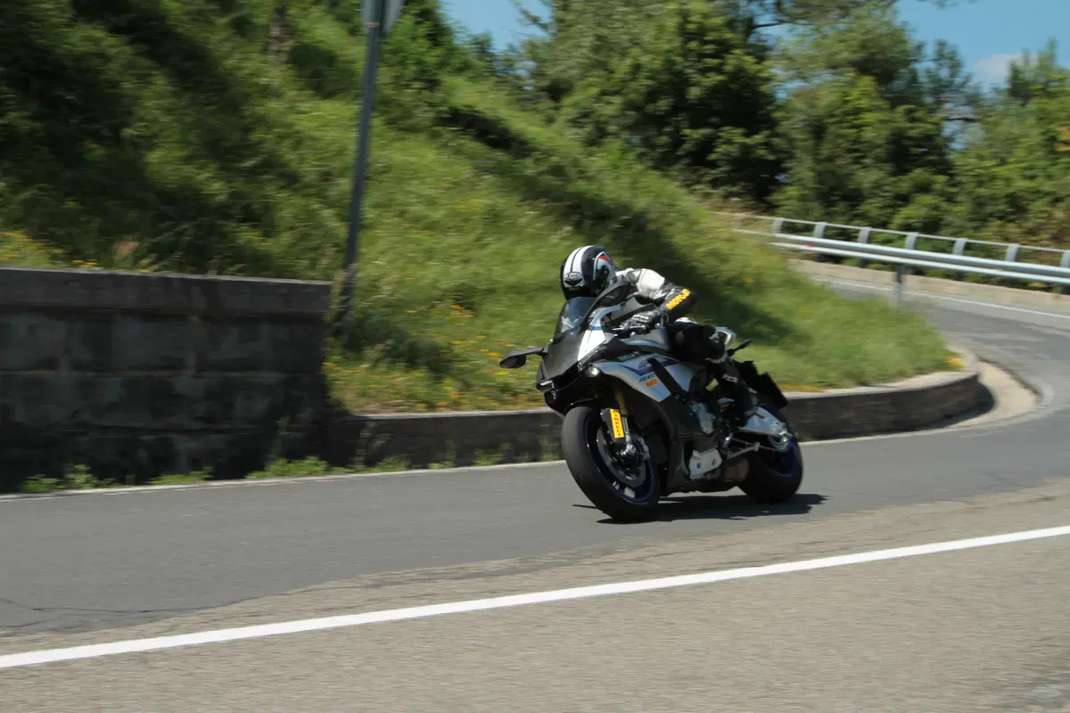Kawasaki ZX10R Ninja vs Yamaha YZF-R1M vs Ducati 1299S Panigale (8)