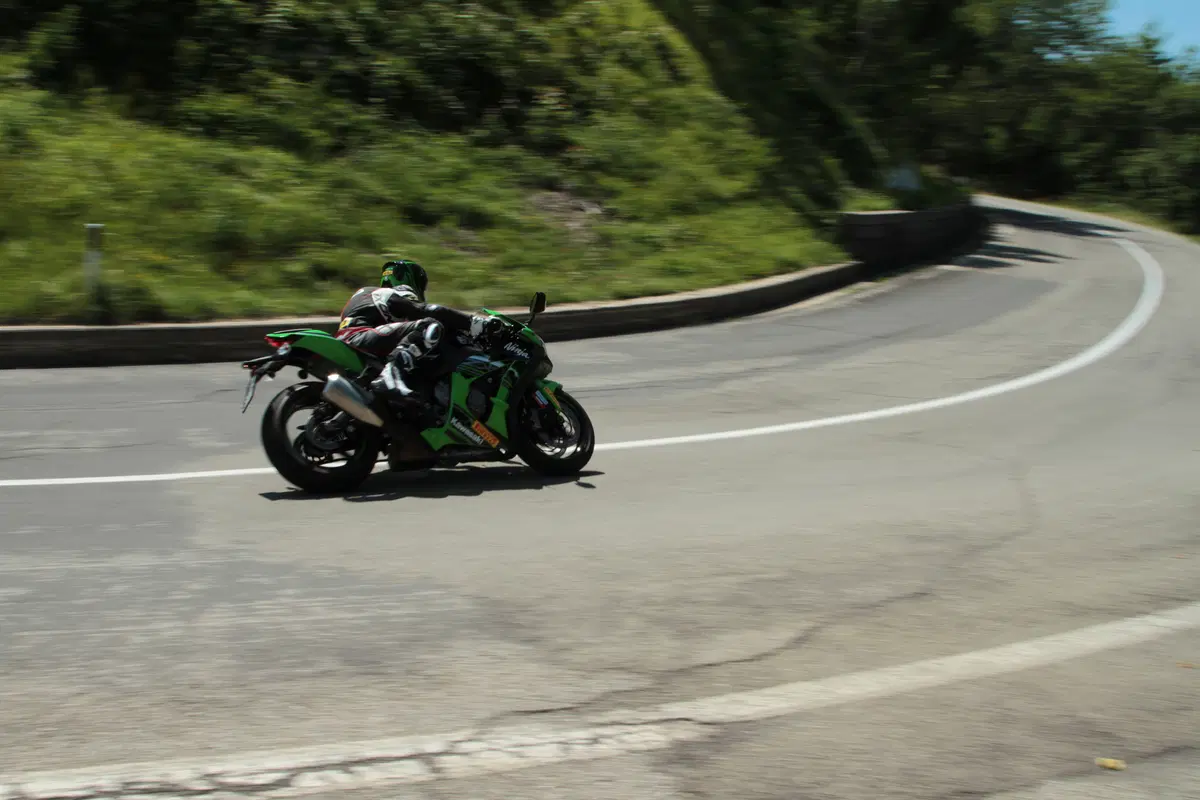 Kawasaki ZX10R Ninja vs Yamaha YZF-R1M vs Ducati 1299S Panigale (9)