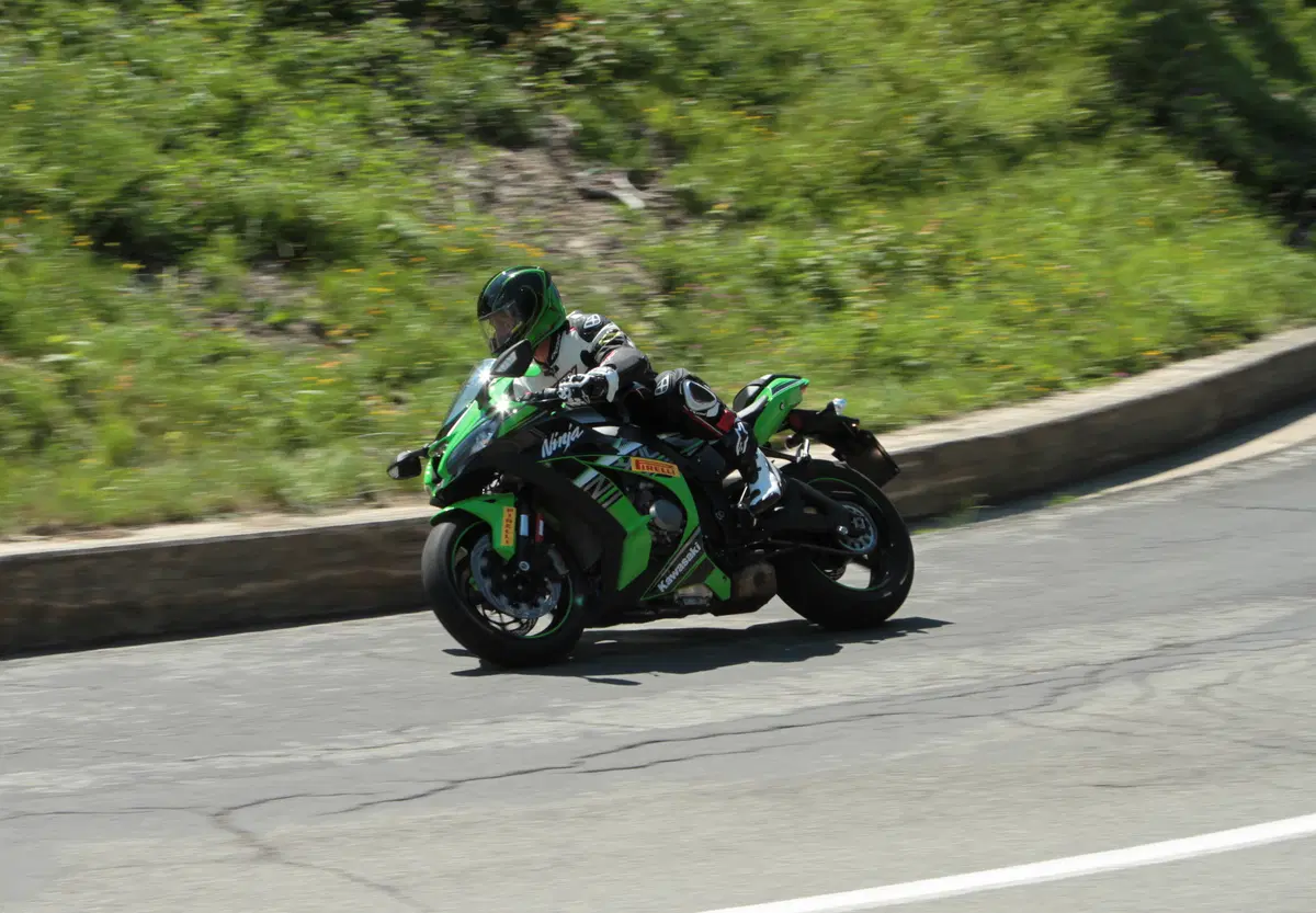 Kawasaki ZX10R Ninja vs Yamaha YZF-R1M vs Ducati 1299S Panigale (10)
