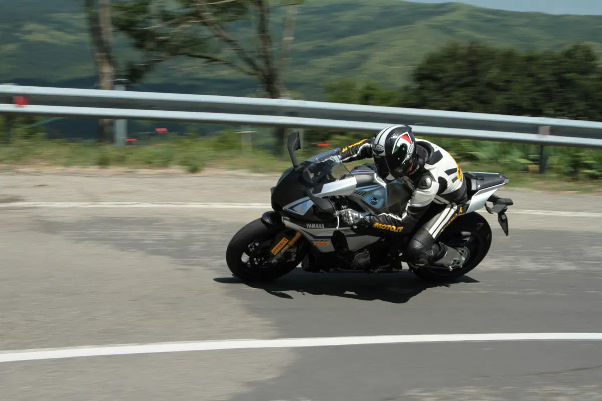 Kawasaki ZX10R Ninja vs Yamaha YZF-R1M vs Ducati 1299S Panigale (11)