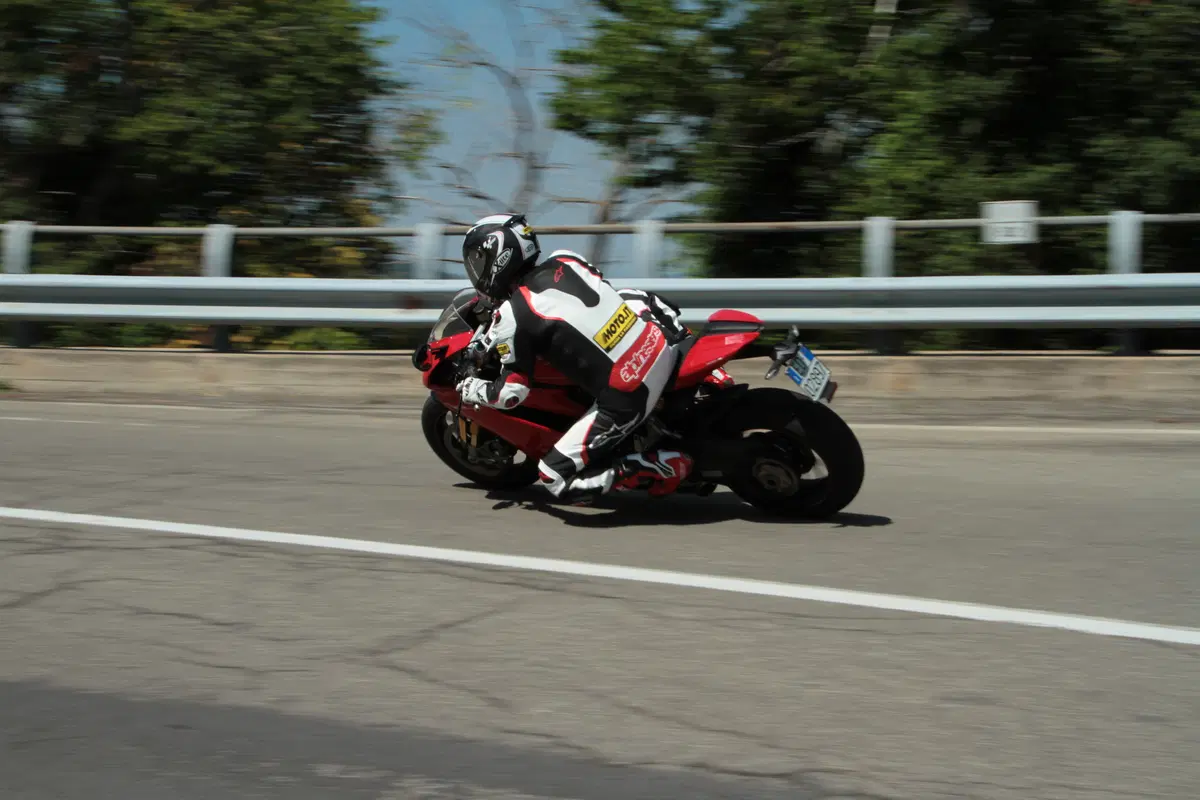 Kawasaki ZX10R Ninja vs Yamaha YZF-R1M vs Ducati 1299S Panigale (12)