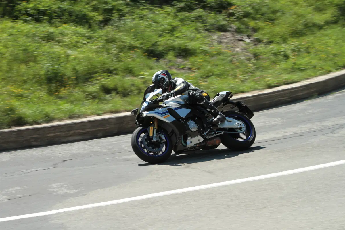 Kawasaki ZX10R Ninja vs Yamaha YZF-R1M vs Ducati 1299S Panigale (13)